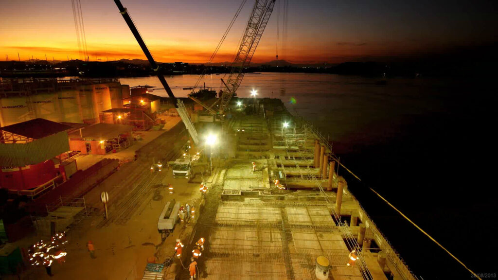 Foto noturna que mostra time-lapse de canteiro de obras