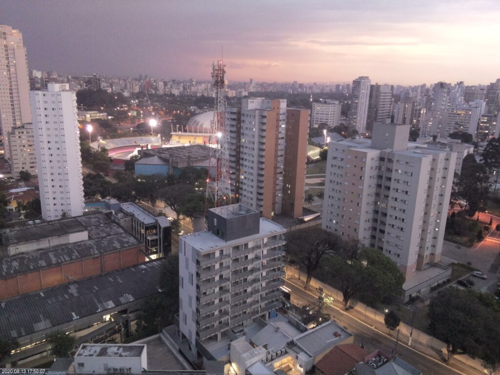 Registro fotográfico em timelapse para acompanhamento remoto de obras, construção civil e engenharia. Prédio captado com equipamento de time lapse no período crepuscular.