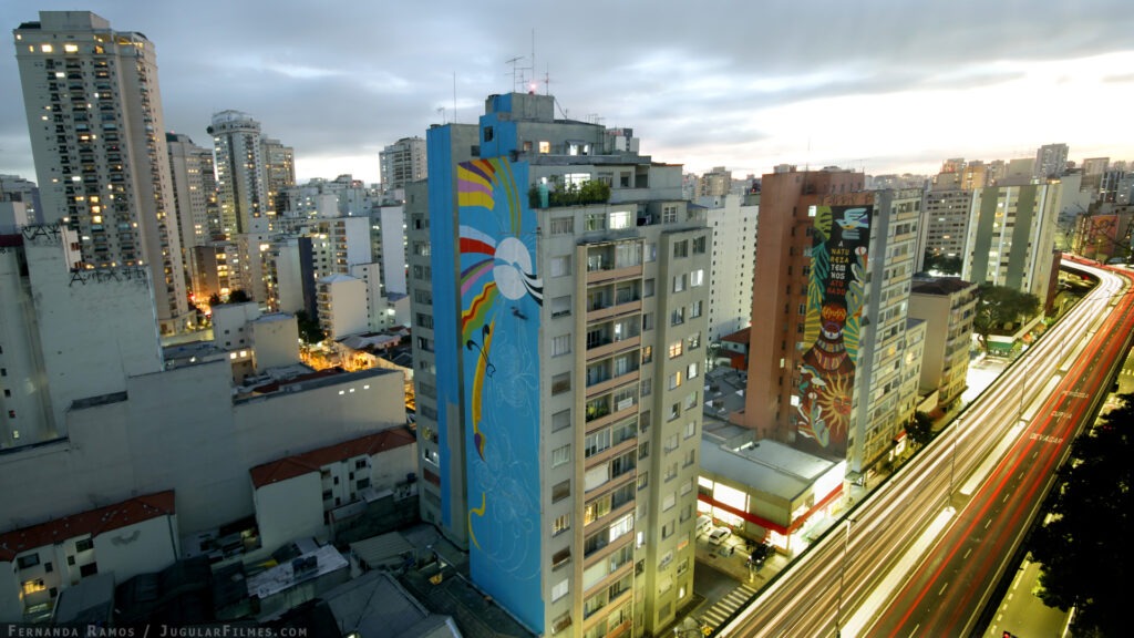 Painel colorido na Galeria Parque Minhocão.