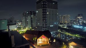 O projeto do Estúdio Guto Requena + PAX totalmente finalizado antes da inauguração do Casacor 2021 São Paulo. Fotografia extraída do timelapse de alta resolução produzido pela Jugular Filmes.