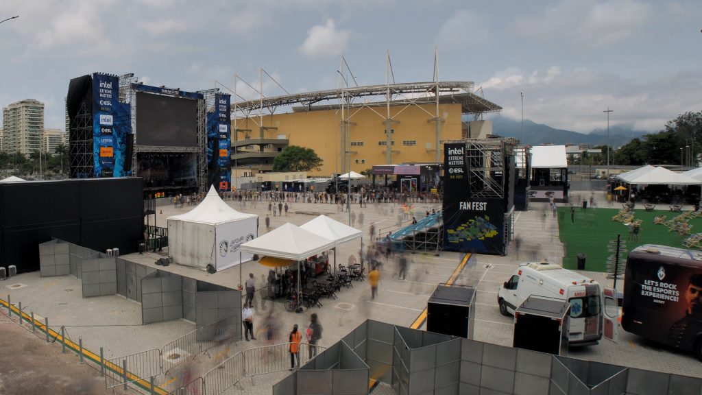 Tendas e uma arquibancada foram montadas para receber o público na FanFest.