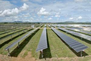 Foto extraída de timelapse de construção de usina fotovoltaica