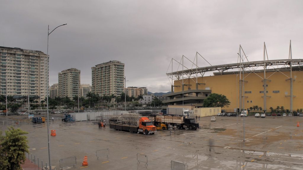 Início da montagem das estruturas capturado em timelapse.