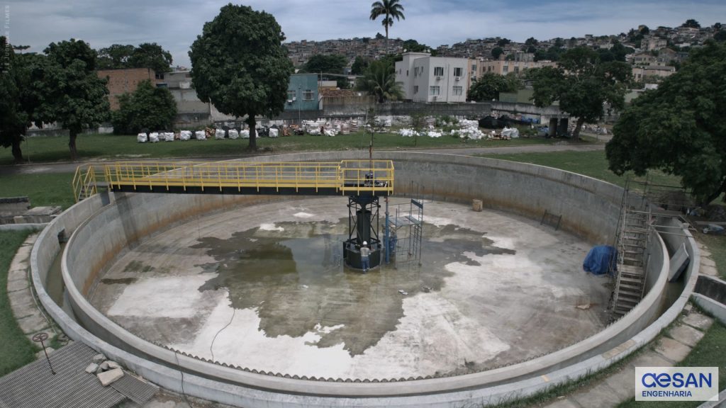 Manutenção de tanque em estação de tratamento de esgoto acompanhada com serviço de timelapse.